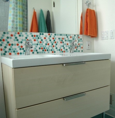 bold penny rounds in bathroom splash back